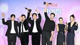 오스카 트로피 들고 돌아온 '케데헌' 주역들 