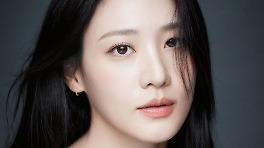 수현, K-사극 '신의 구슬'로 칸 시리즈 핑크카펫 밟는다!