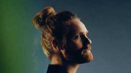 해외는 흔한 '틱톡發' 스타 가수, 국내는 왜 보기 어려울까