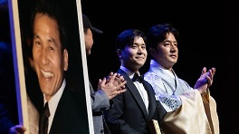 20년 함께한 턱시도…故 안성기의 시간을 입은 아들 안필립