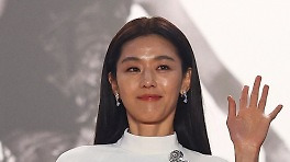 여왕의 출격…전지현, 칸의 밤 홀린 순백의 드레스[79회 칸]
