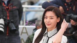 전지현, 프로페셔널 아우라…칸 홀린 독보적 비주얼 [칸 현장]
