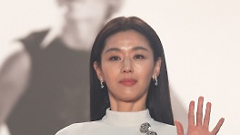 레드카펫 여신 떴다…'군체' 전지현, 순백의 드레스로 끌어낸 탄성 [칸 현장]