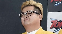육중완밴드 강준우, 690g 아들 품에…