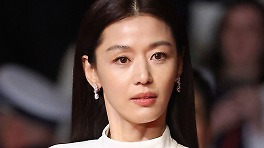 전지현, 칸 영화제 레드카펫 밟았다‥여신 같은 미모로 국위선양