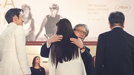 전지현, 박찬욱 감독 환영 받으며..칸 레드카펫 위 올화이트 여신[칸★현장③]