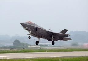 軍 공항 ‘계기착륙장치’ 교체…“악천후에도 항공기 안전 착륙 지원” 이미지