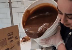 캐러멜 시럽 옮겨 담기의 달인.gif 이미지