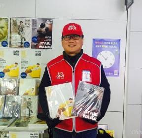 '엑소 팬' 폭풍 감동시킨 신도림역 빅이슈 판매원