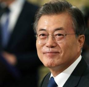 [사진톡톡] 턱시도 입은 대통령, 포옹하는 김 여사, 청와대 모바일 달력