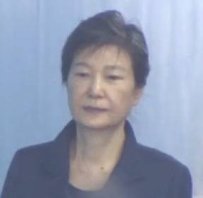 국정원 뇌물로 기치료받고 기름 넣고..