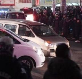 [포토] '인력시장 인부들과 승합차'