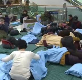 이불&middot;생수 공급..제주공항 진료실 '북새통'