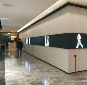 텅텅 비었네.. 여기 강남 면세점 맞나?