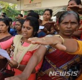 500만 印여성, 힌두사원 출입금지 항의 620km 인간사슬 형성
