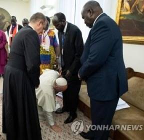 "다시 내전 안돼"..교황, 남수단 지도자들 발에 입맞춤 '파격'