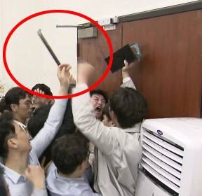 빠루·망치 들고 '후진'하는 국회..패스트트랙 이탈하나