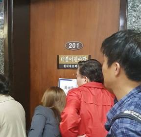 주인 잃은 신발, 뜯겨진 셔츠.. '동물국회' 장면 셋