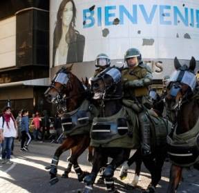[서소문사진관]말로 칠래? 고글에 무릎 보호대, 중무장 기마 경찰 가세한 칠레 시위