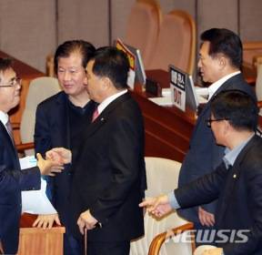 악수하는 심재철과 김태흠