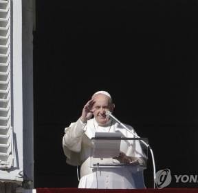 삼종기도회 메시지 전하는 교황