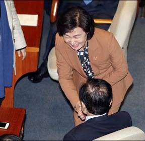 <포토>웃으며 이해찬 대표와 인사 나누는 추미애 법무부 장관