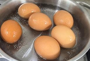 계란 삶을 때 물을 반만 넣어도 맛있는 계란이 완성됩니다 이미지