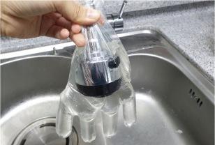 싱크대에 '비닐장갑'을 묶어두었더니 온 가족이 칭찬하네요. 이미지