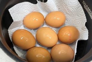 계란을 '이것'으로 감싸세요! 가장 쉽고 맛있는 계란 삶는 법 이미지