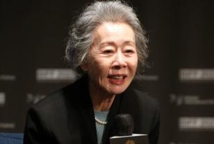 윤여정이 살면서 절대로 이길 수 없다고 생각한 '한 사람' "떠올려 보면..." 이미지