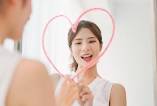 심리학자가 말하는 자존감 낮아 보이는 행동 이미지