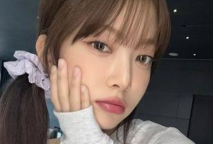 르세라핌 홍은채, 내추럴 뷰티 살린 그레이 맨투맨 스타일 이미지