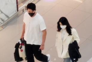친한사이라고 수차례 열애설 부인했는데..결국 결혼한 톱 스타부부 이미지