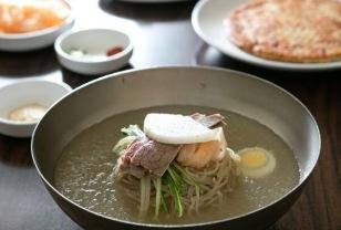 “냉면 먹을 때" 식초 넣어 먹으면 절대 안 되는 이유 이미지