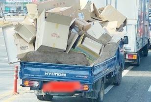결국 터진 낙하물 사고에 네티즌 '분노' 불법 적재 트럭 전부 과태료 맞아야.. 이미지