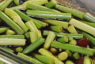 마늘쫑장아찌 '이렇게' 담그세요! 1년 지나도 아삭! 양념장 황금비율까지 공개! 이미지