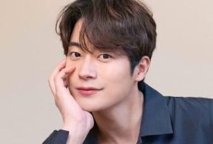 방송으로 엄청 잘 나가다가 "군대를 아직 안 가는 바람에 강제로 방송을 쉬었다는" 연예인 이미지