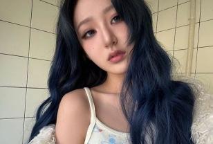휘서, 눈부신 블루 헤어와 슬립탑 조합 이미지