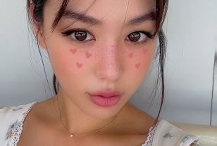 사랑스러움 그 자체, 김희정의 하트 치크 메이크업 완성샷에 시선 집중 이미지