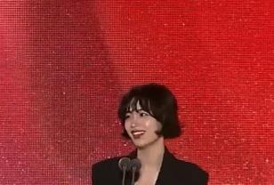 시상식을 런웨이로” 나나, 백상 패션 제대로 찢었다 이미지