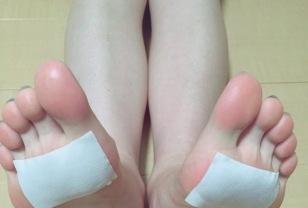 ''꼭 하세요'' 발바닥에 파스를 붙이면 생기는 몸의 변화 이미지