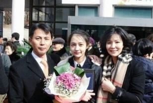 “판사 아버지에 남편도 판사?”…이 금수저 여배우, 알고 보니 ‘재벌급 스펙’ 이미지