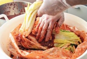 김치 담글 때 "이 재료" 넣으면 발효가 아니라 썩어갑니다 이미지