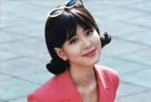 “50대 여배우가 20대 남자와 열애 중?”…22살 연하와 열애설 휘말린 그녀의 정체 이미지
