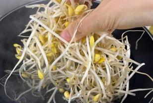 콩나물 삶을 때 물 넣지 마세요! 아삭함 2배 살리는 콩나물 삶는 법 이미지