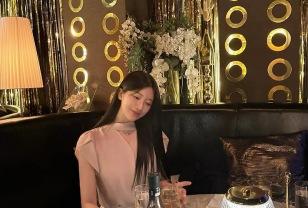 하영, 테이블웨어 룩에 로맨틱 감성 더했다 이미지