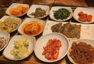 한옥에 자개장롱? 직장인들이 몰려가는 점심 맛집, 저녁엔 감성 고깃집으로 변신 이미지