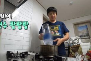 라면은 무조건 생수로 끓여 먹어야하는 이유.jpg 이미지