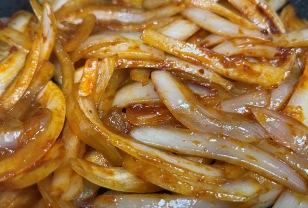 양파는 '이렇게' 볶으세요! 고기보다 맛있는 밥도둑 양파볶음 레시피 이미지