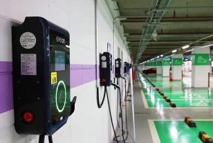 주민들끼리 싸우고 '소송까지' 간다? 전기차 충전기 하나에 난리 난 '이유' 이미지